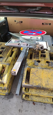 HVZ laden legen Sie die beiden Schildermast Unterteile schrg auf das Schildermastoberteil