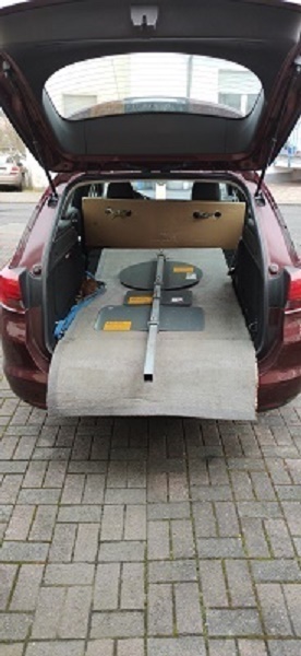 Halteverbotsschild Oberteil Mittig in den PKW legen