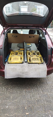 Legen Sie 2 Bodenplatten rechts & links des Halteverbotsschild.